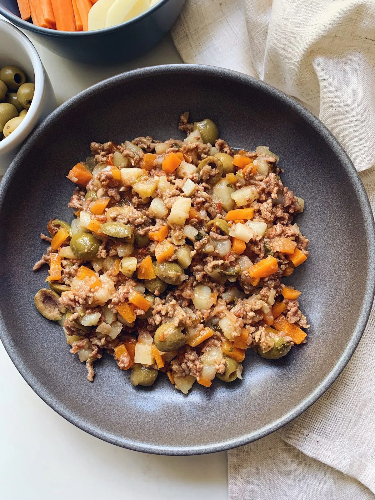 Un guiso que abraza y sorprende, donde cada bocado tiene su propia magia.