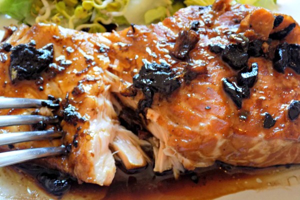 Esta receta de salmón elevará tu cena navideña.