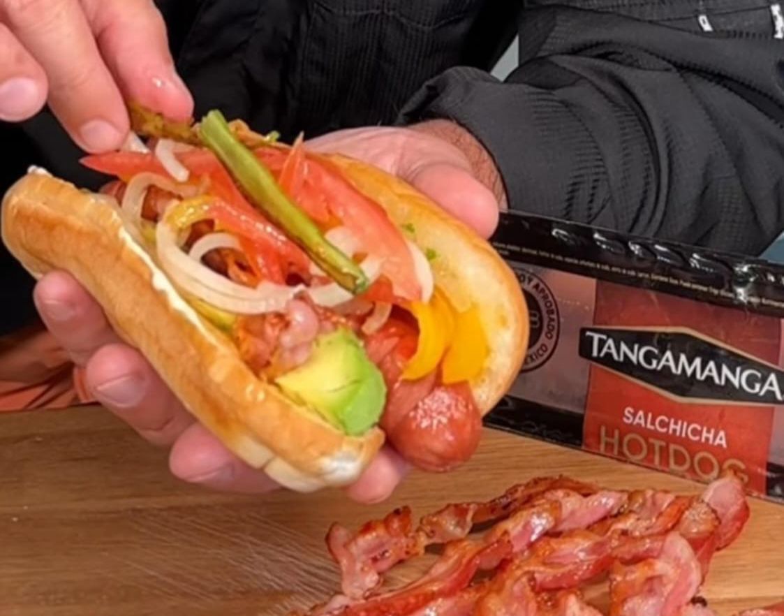¡Déjate caer y disfruta el hotdog del momento!