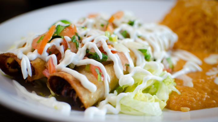 Flautas de chicharrón y frijol en salsa morita. Un clásico dorado con carácter.