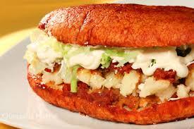 Pambazos de papa y chorizo. Tradición callejera y bien sazonado.