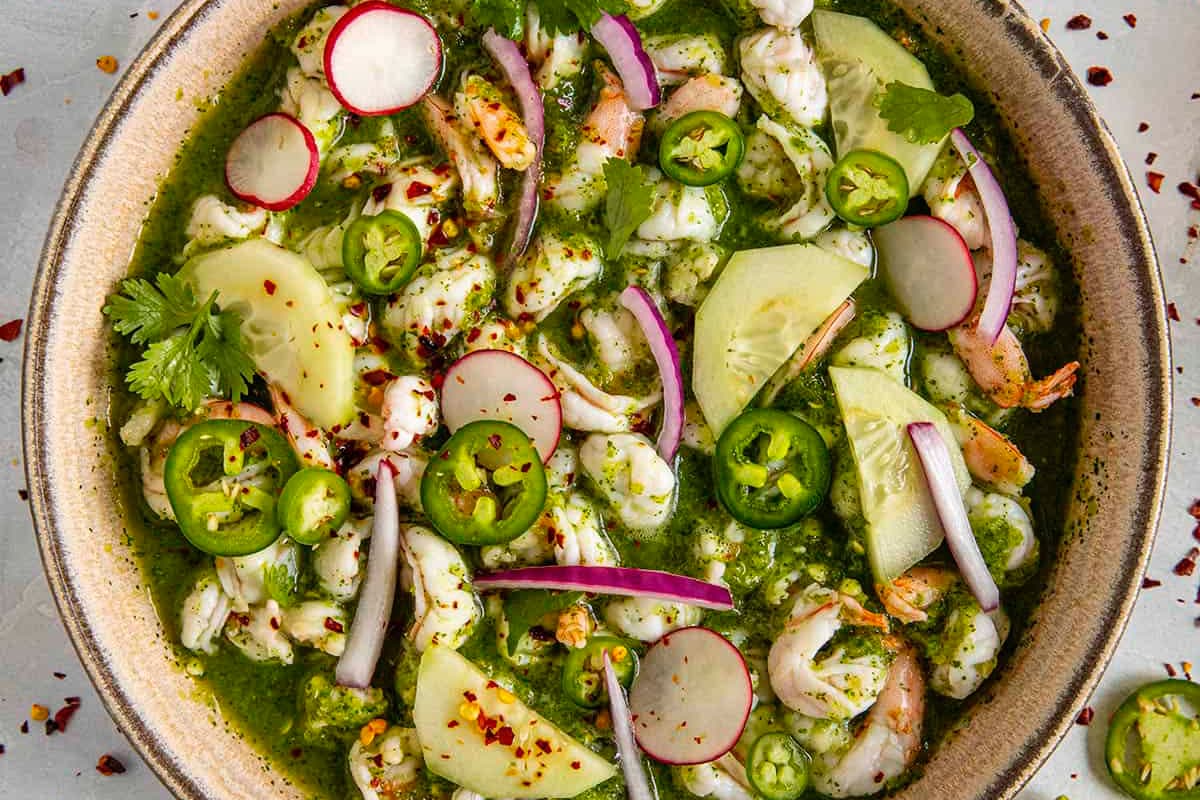 Aguachile tropical de pescado. El auténtico sabor del mar en tu mesa.