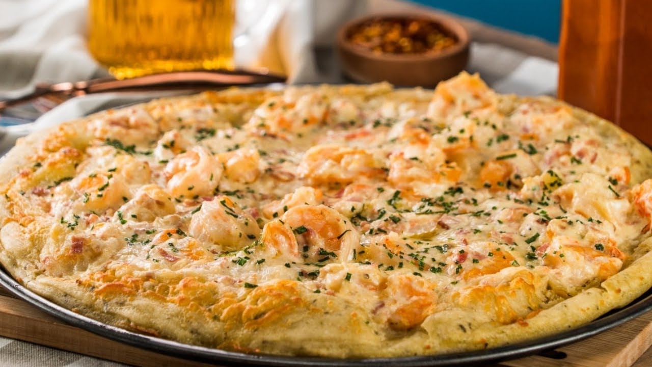 Pizza blanca. Una pizza con camarones que te transporta al mar.
