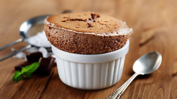 Soufflé de cacao semi amargo relleno de queso manchego y compota de chabacano. ¡Delicioso!