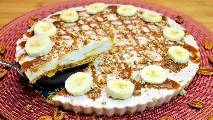 Pay de plátano, adornado con cajeta y nuez una gran receta