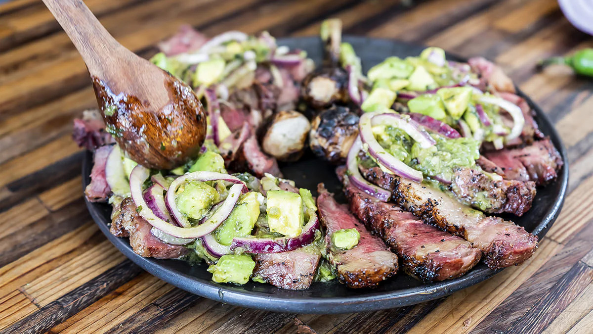 Aguachile de tomatillo. Preparado con chile morita y centro de rib eye holsteins ahumado.