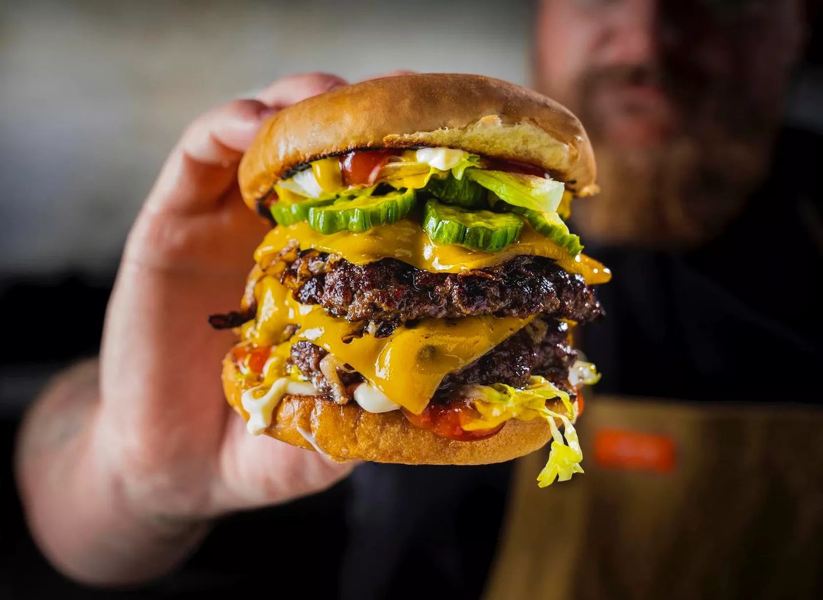 Smashed burger. Disfrútala con una cerveza clara bien helada y la mejor compañía.
