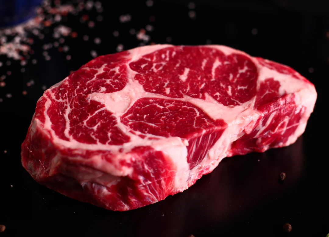 Ribeye al Whiskey en barbacoa con ensalada de pepino y melón, una receta creada para ustedes, que a pesar tiene mucha  carne, no nos olvidemos de lo Fit