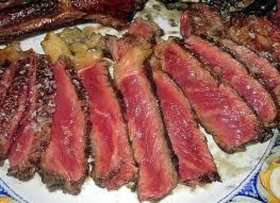 Entrecot de novillo. Está marinado, con berenjenas de almagro y confitadas en miel.