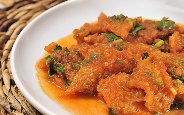 Montadito de huevo con chicharrón en salsa de chile manzano, en casa se puede comer sabroso, ¡Claro que sí! Les dejo un platillo que me encanta y acompañado de un café, ufff te hace tu  día. ¡Disfruten!