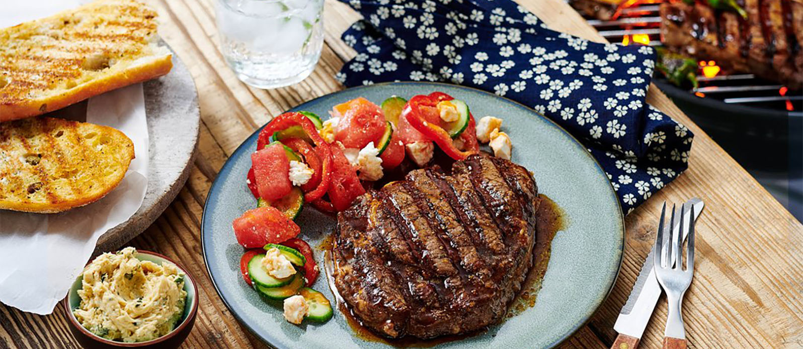 Ribeye al Whiskey en barbacoa con ensalada de pepino y melón, una receta creada para ustedes, que a pesar tiene mucha  carne, no nos olvidemos de lo Fit