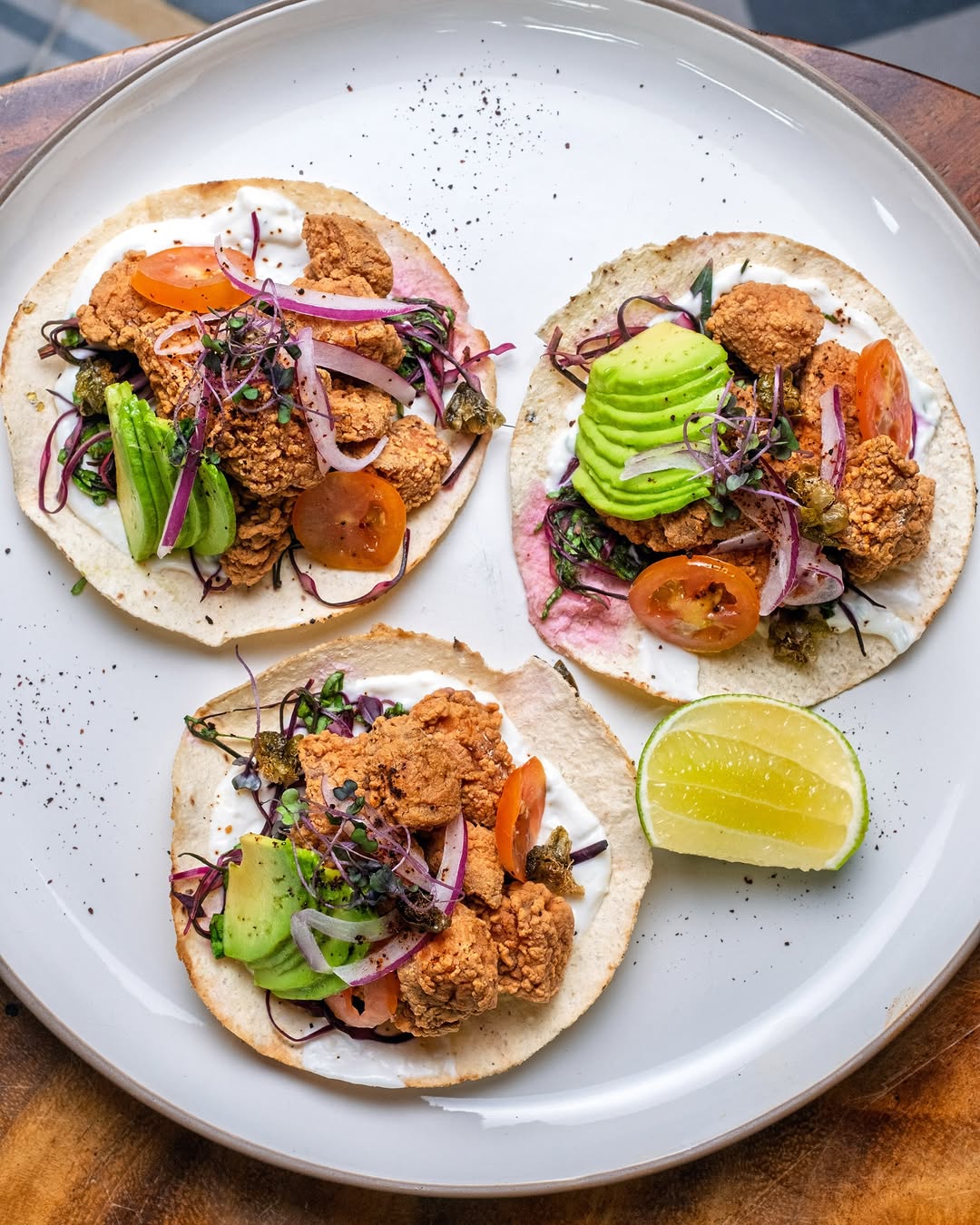 Tostadas  de chicharrón de salmón con salsa oriental