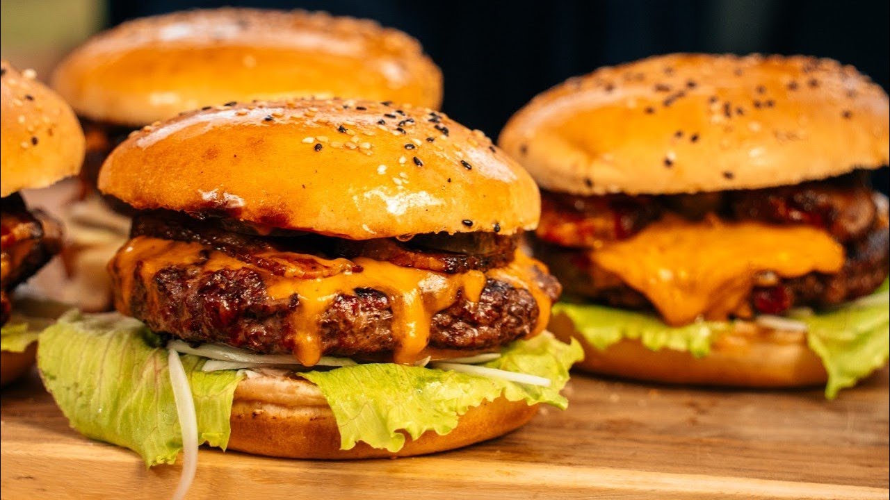 Hamburguesa a la parilla, las favoritas en las reuniones outdoors