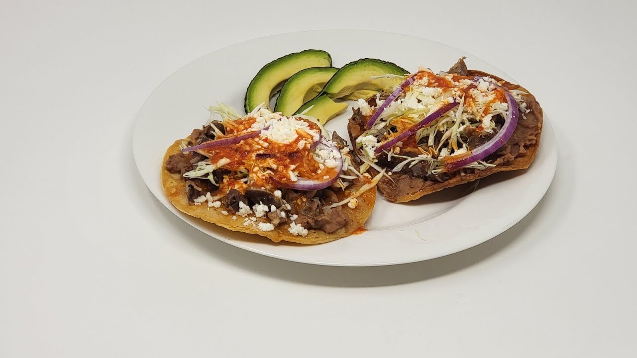 Tostadas botaneras de mollejas y piquín, una botana para paladares exigentes