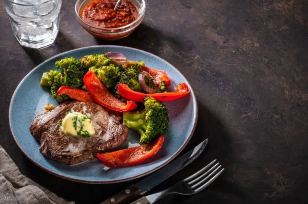 Filete de res y vegetales rostizados