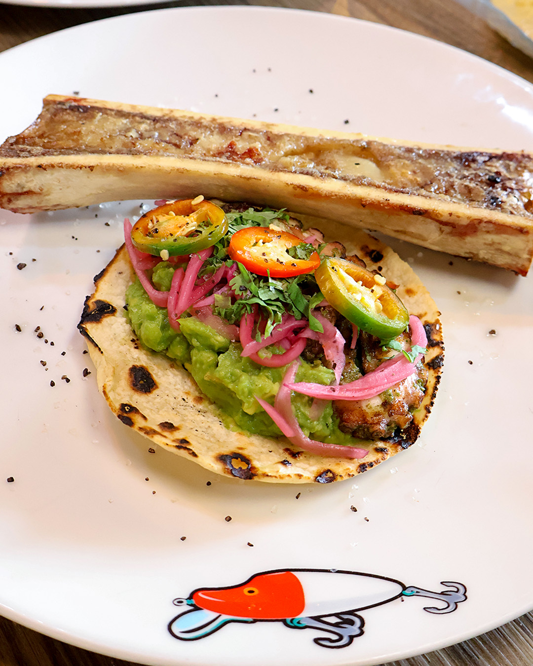 Taco de pulpo con tuétano, todo el mar y la parrilla en un solo taco
