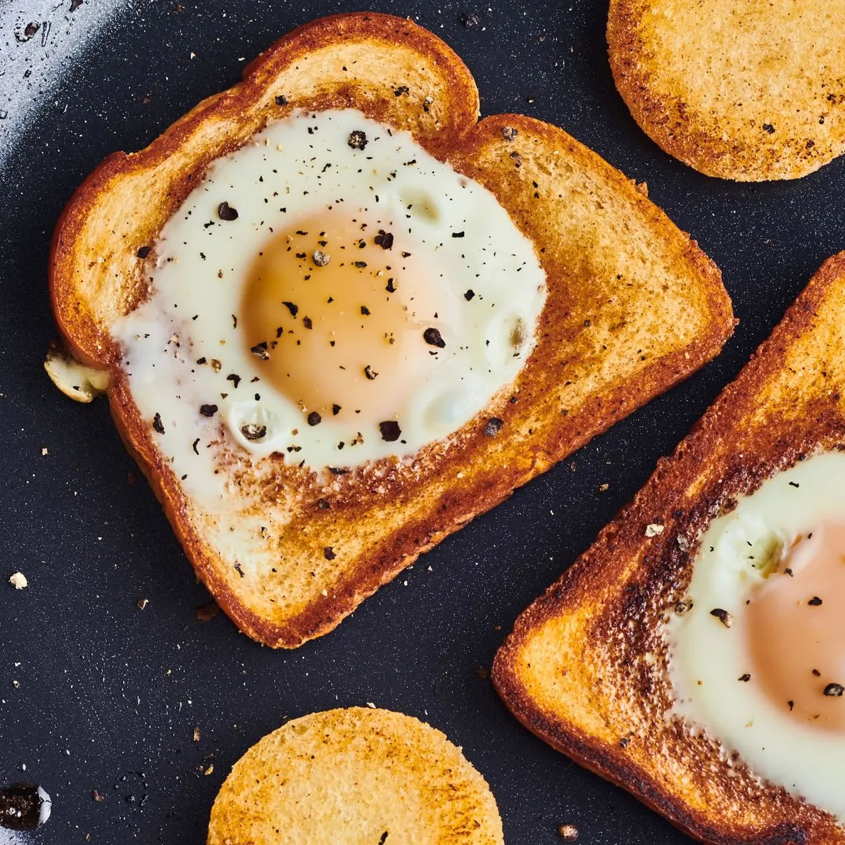 Esta receta le da un giro divertido al típico desayuno de huevos con pan tostado.