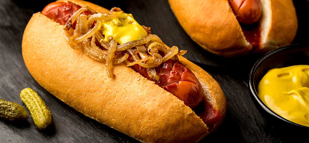 ¡Déjate caer y disfruta el hotdog del momento!