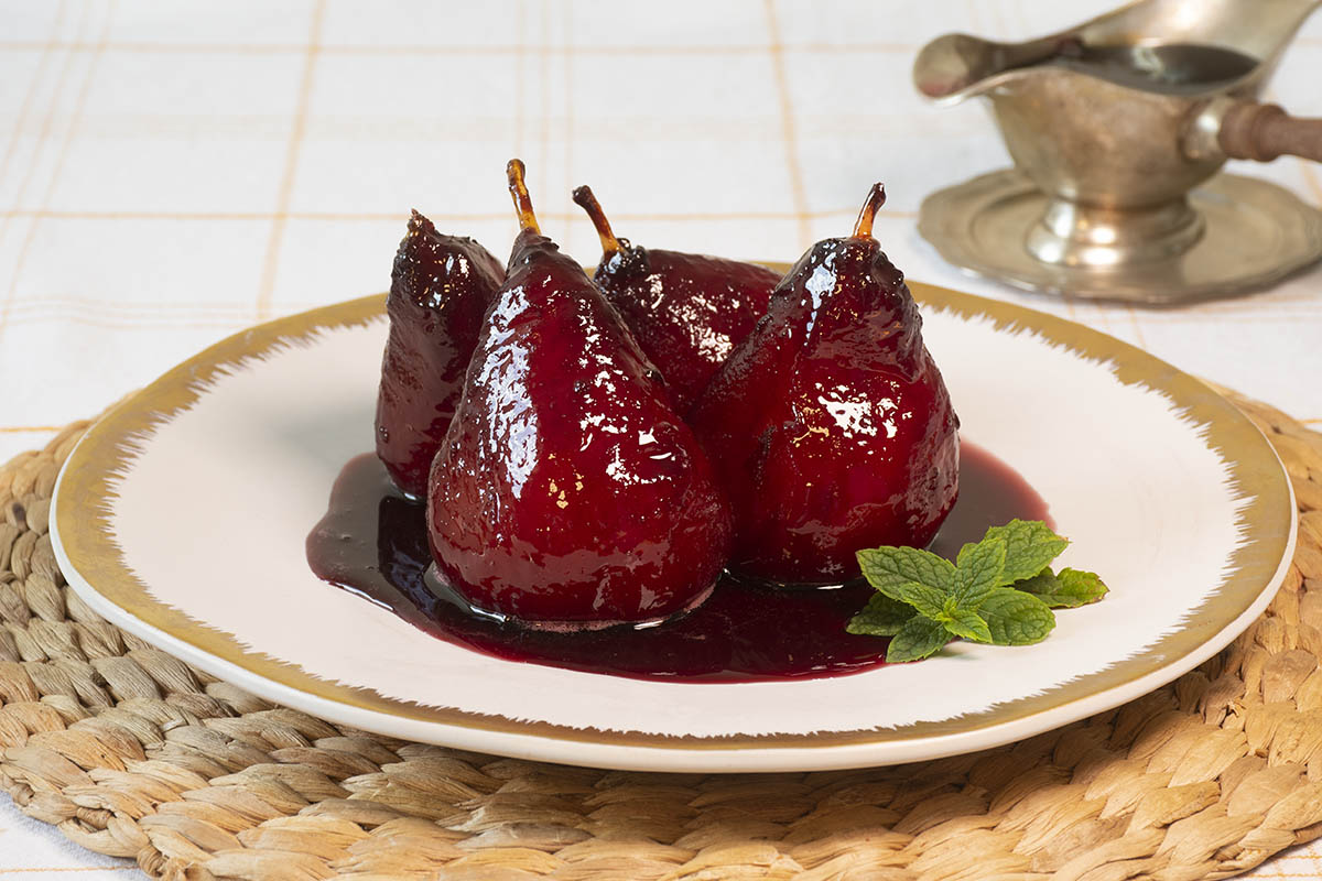 Peras en vino tinto. Una clásica tradición francesa para disfrutar en diferentes variedades a la hora de servir el postre.