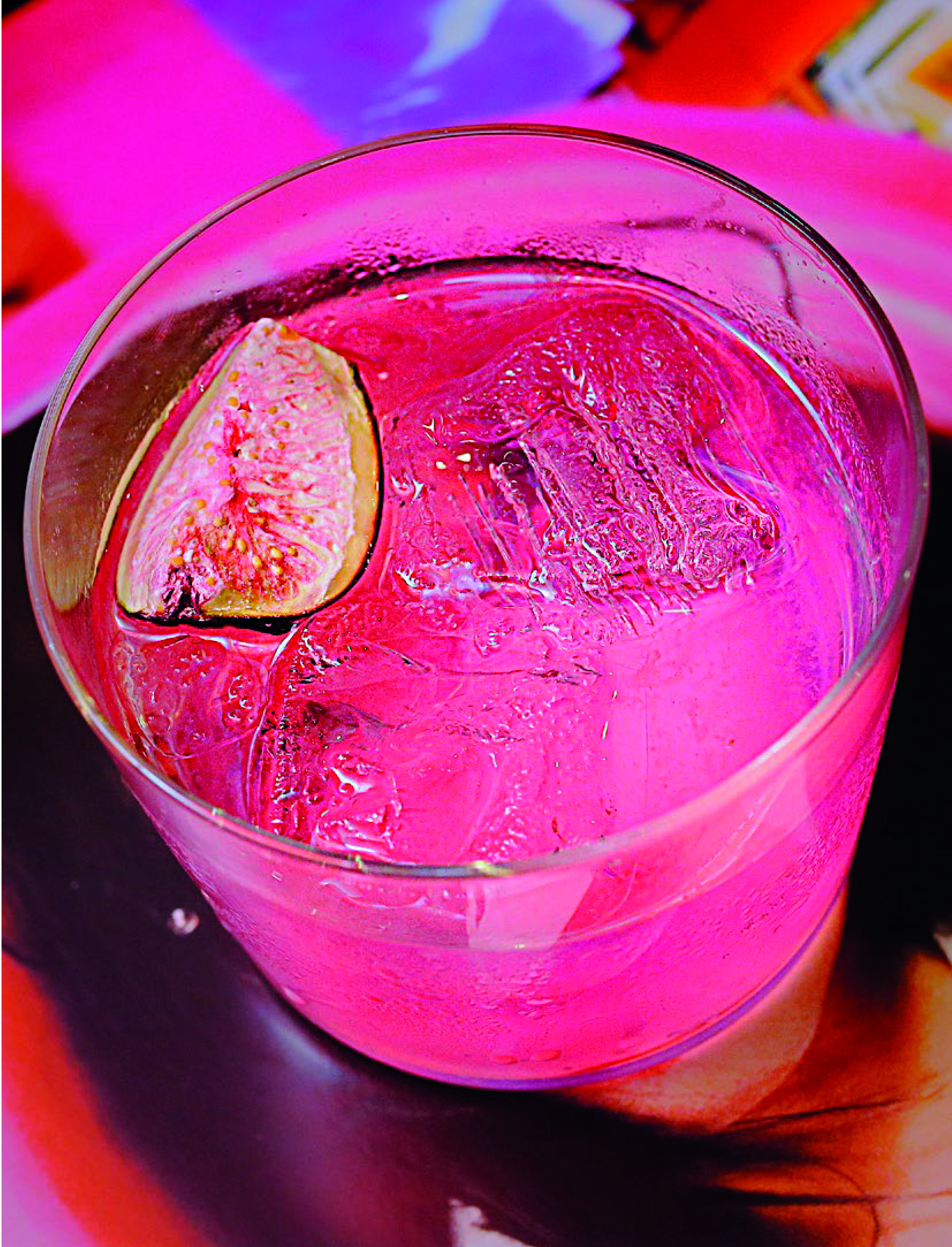 Eleva tus eventos con Anima, una propuesta refrescante a base de ginebra botánica y agua mineral, complementada con toques aromáticos únicos