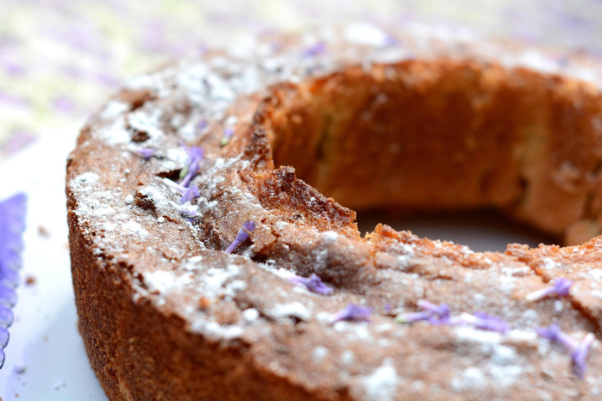 Panque de lavanda y vainilla. No hay nada que diga “postre de verano” como este panqué, esponjoso y aromático.