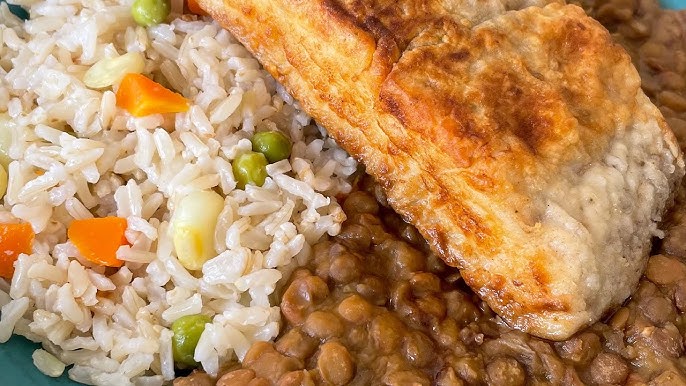 Filete de pescado con cama de lentejas y puré de chícharos.