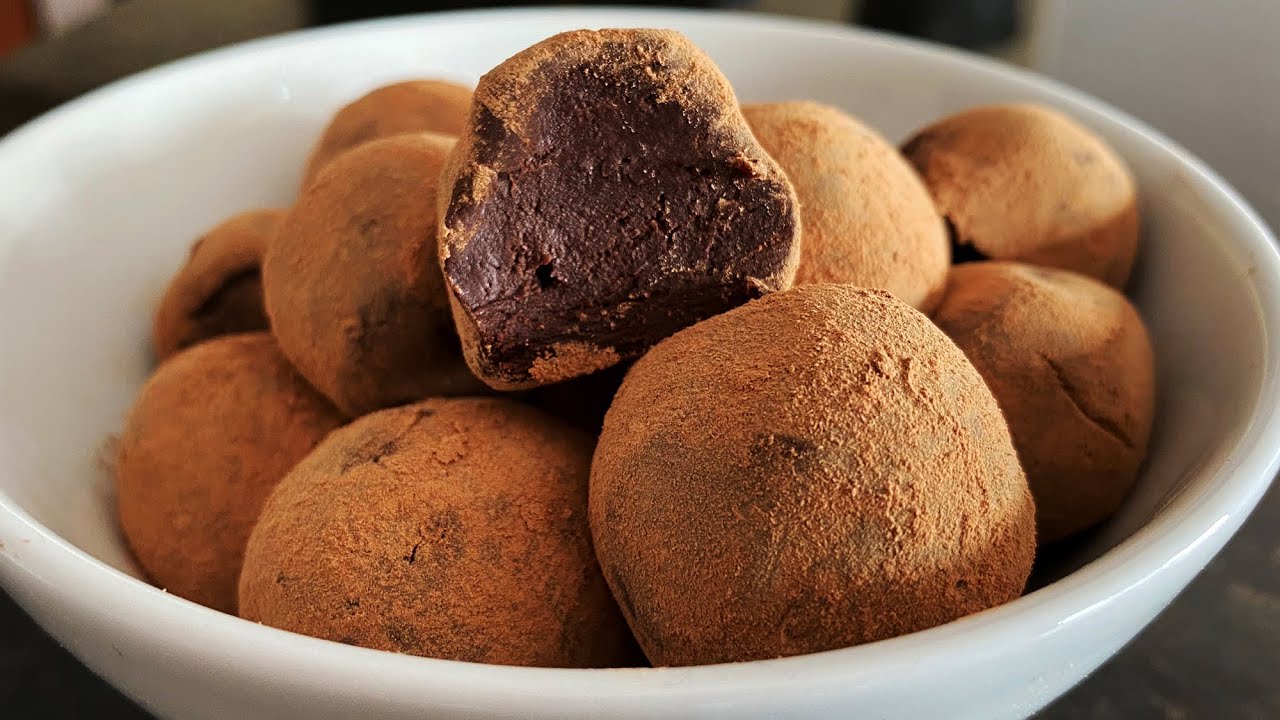 Trufas.  Dulce francés​ con aspecto y sabor similar al bombón.