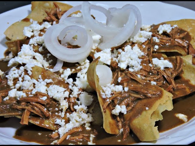 Chilaquiles con mole y cabrito, platillo con una combinación entre el sur y el norte de México
