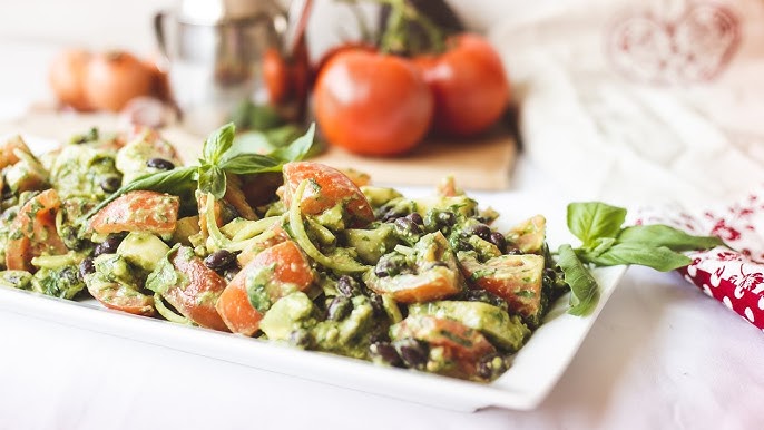 Ensalada de tomate y pesto, una buena ensalada para empezar a comer