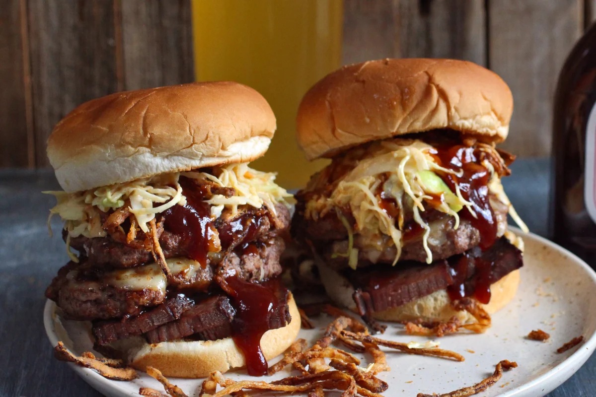 Fried Brisket Burger. Un platillo gourmet de máxima jugosidad.