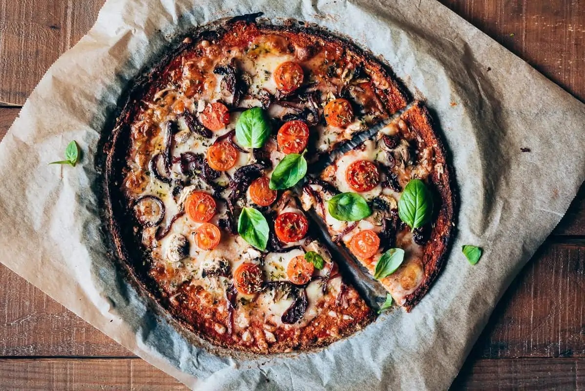 Pizza en Duxelle. De champiñón, Fricasse de tomate con crocante de espinaca en masa de coliflor.