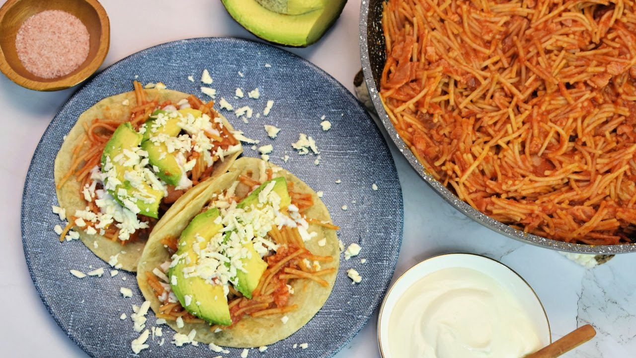 Tacos de fideo seco verdes y chicharrón, los tacos que no vas a poder dejar de comer