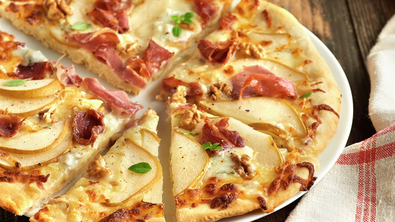 Pizza de pera. Con prosciutto y nuez garapiñada.