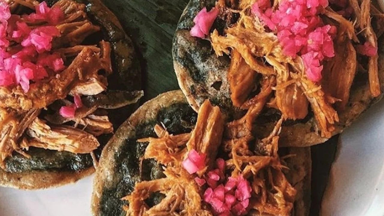 Tacos de cochinita pibil. Con tortillas de maíz azul.
