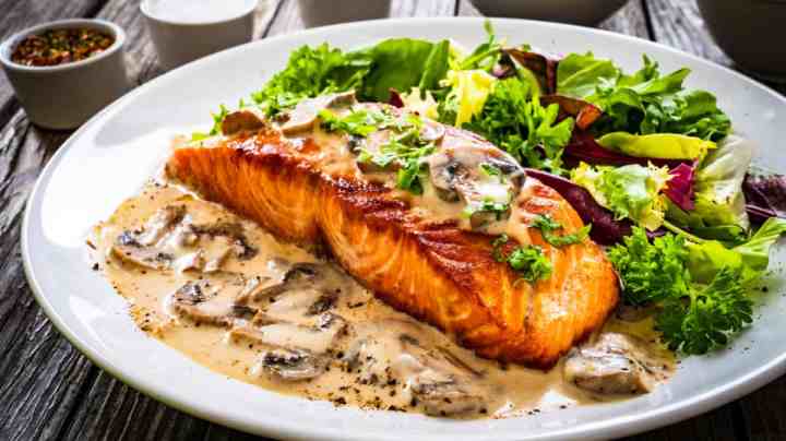 Salmón relleno. Con queso de cabra y salsa de hongos.