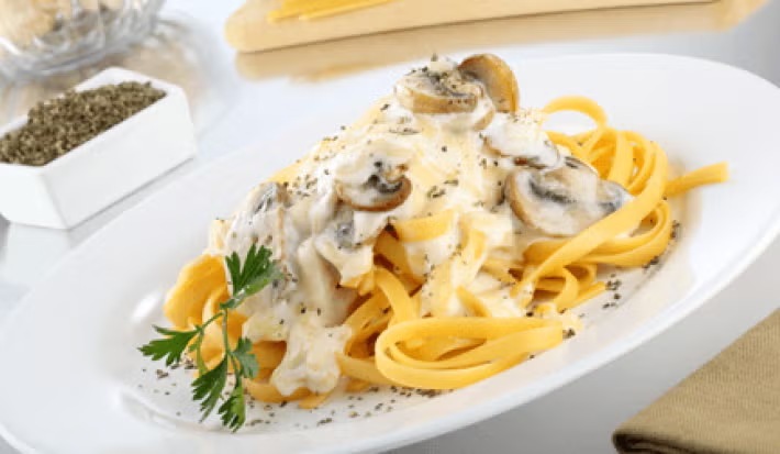 Tagliatelle all'Uovo. En salsa cremosa Alfredo a los 4 quesos.