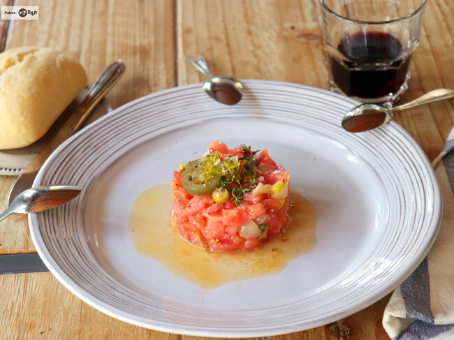 Tartar de tomate y yema orgánica: sofisticación consciente para sorprender y consentirte.